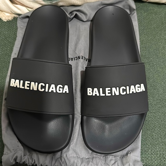 Too small - Picture 1 of 3